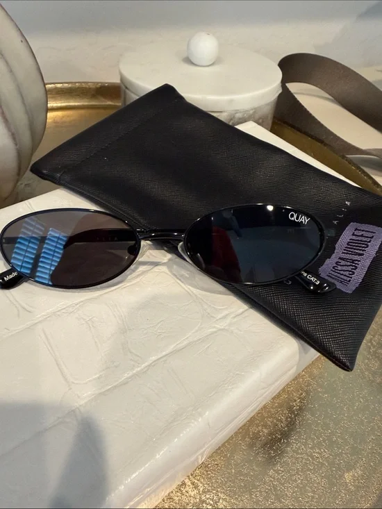 ALISSA VIOLET X QUAY AUSTRALIA CAPSULE Clout Black 90s-inspired oval frame