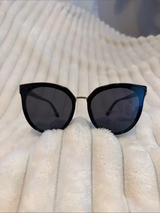 Classic Black Cat-Eye Women's Sunglasses
