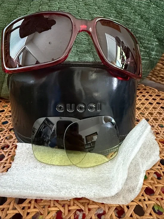 Vintage Y2K Gucci GG 2563/S Red & White Classic Logo Square Frame Sunglasses