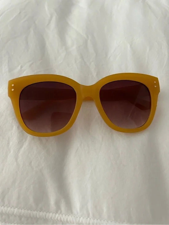 New oversized yellow sunglasses 😎
