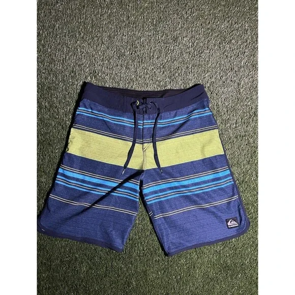 Men’s Quiksilver Size 33 Board Shorts