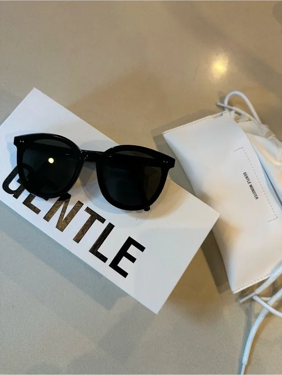 GENTLE MONSTER Black Round Sunglasses with White Case