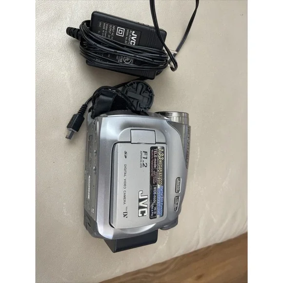 JVC GR-D250U Mini DV Camcorder WITH CHARGER ,c1 , (not Working) Code 6