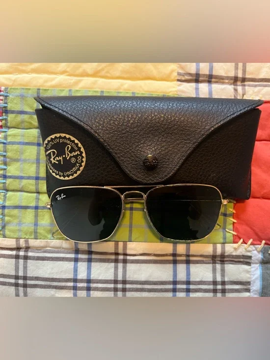 Ray-Ban Gold Frame Black Lens Aviator Sunglasses with Black Case
