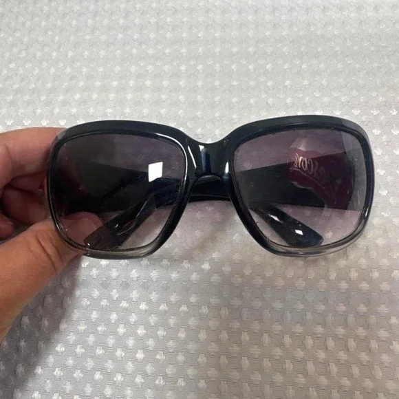 Kenneth Cole sunglasses. This is a  vintage discontinued model.