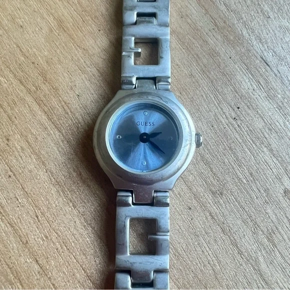 Guess ladies round silver tone G bracelet watch NEW BATTERY