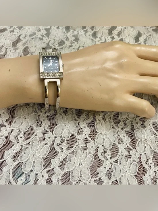 Gucci 90001 Quartz Silver Tone with Rhinestones Bangle Ladies Watch