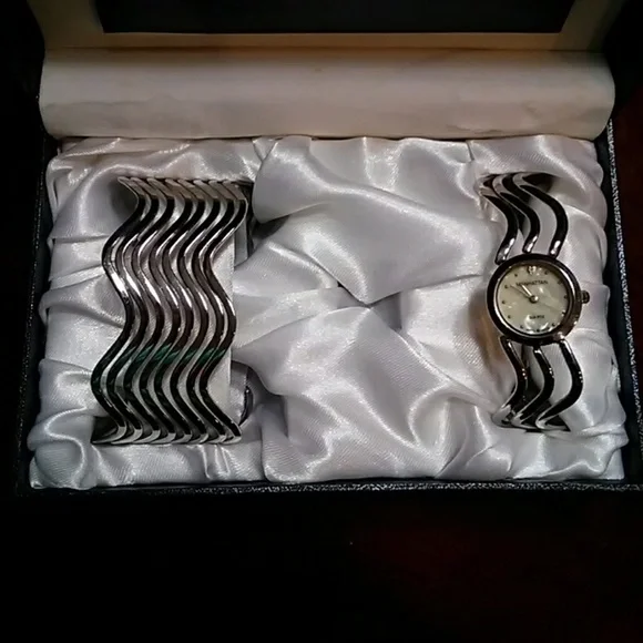 NWOT Women's Silvertone Watch Set