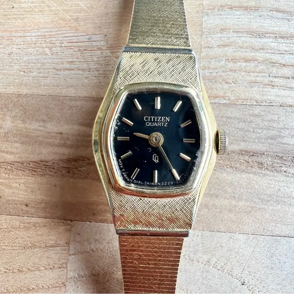 Citizen quartz ladies black hexagonal dial gold tone dress watch NEW BATTERY