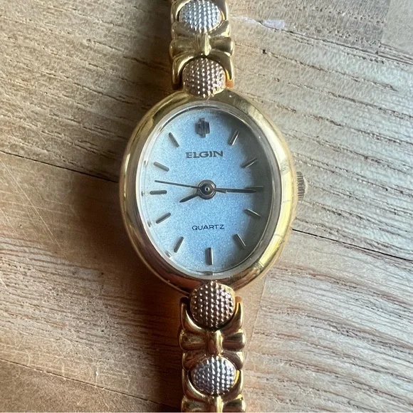 Elgin ladies oval gold tone dress watch NEW BATTERY