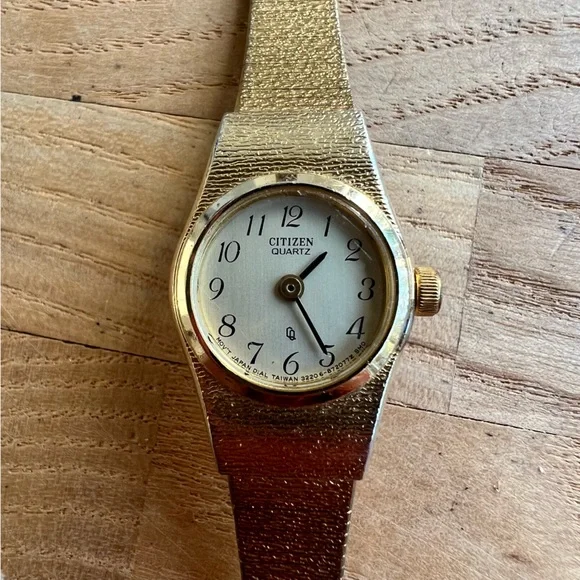 Citizen quartz ladies dainty gold tone dress watch NEW BATTERY