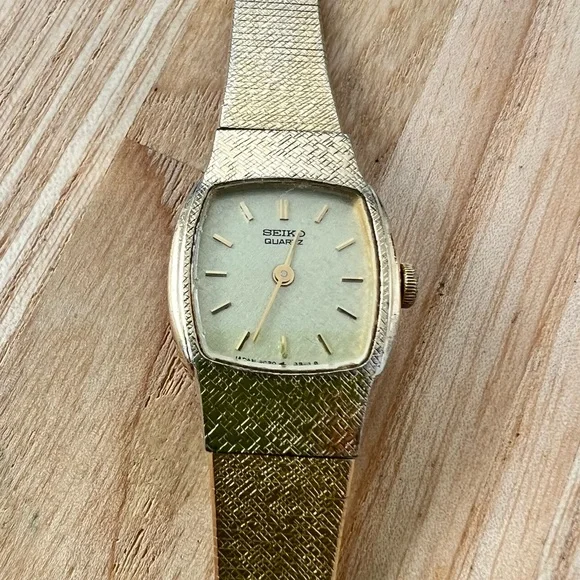 Vintage Seiko ladies rectangular gold tone bracelet dress watch NEW BATTERY