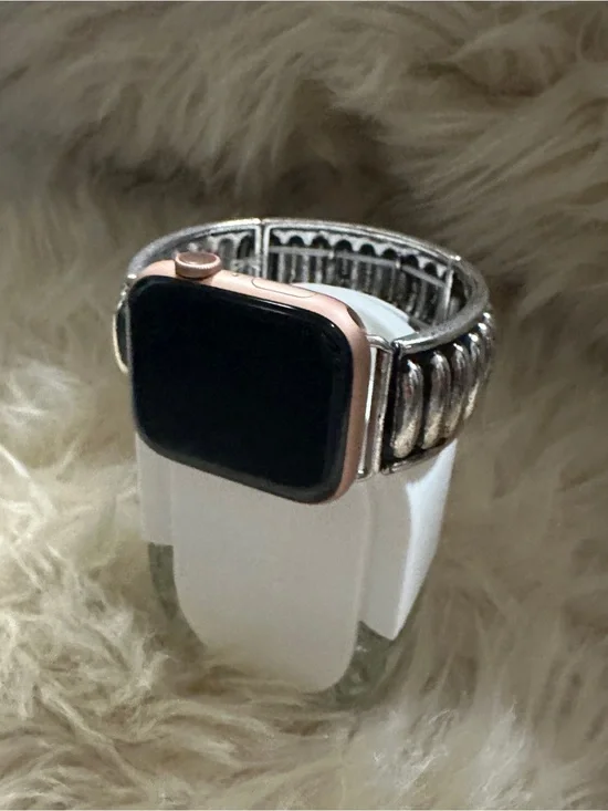 Silver-Tone Ribbed Link Apple Watch band- Metallic Silver