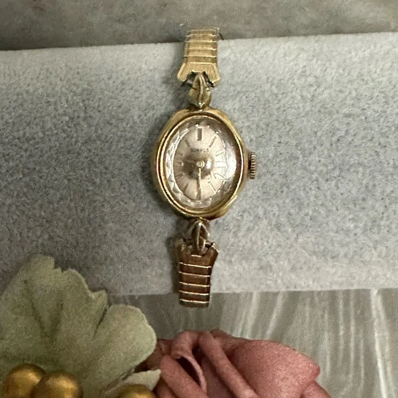 Vintage Benrus ladies' manual-wind wristwatch 17-jewel