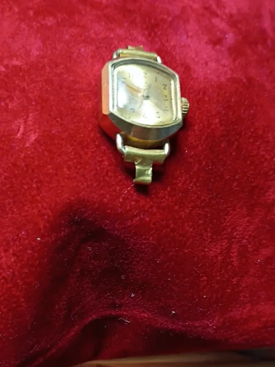 Gold Tone Women's Vintage-Style Watch Russiam