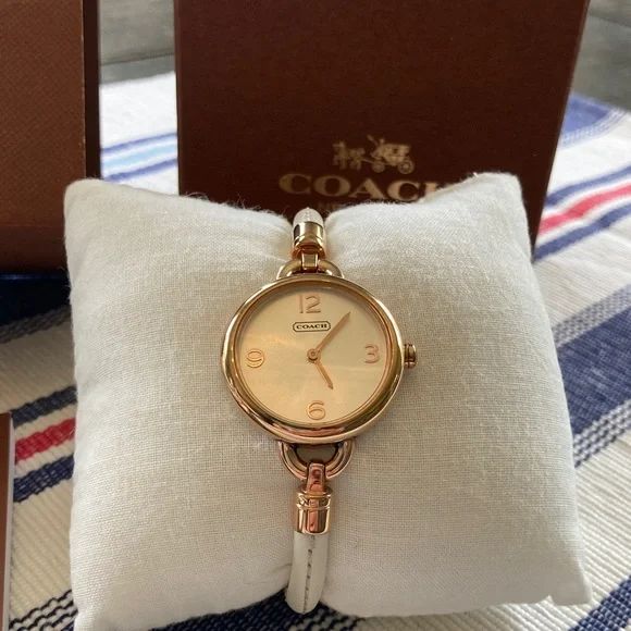LIKE NEW!!!✨Coach Rose Gold Round Face Watch with Cream Strap ✨