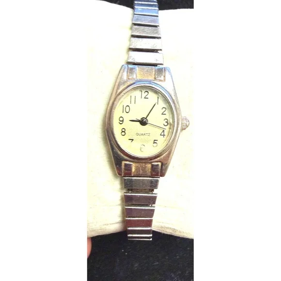 Vintage Womens Quartz Watch‎ Oval Champagne Dial Silver Expansion Band WORKS!