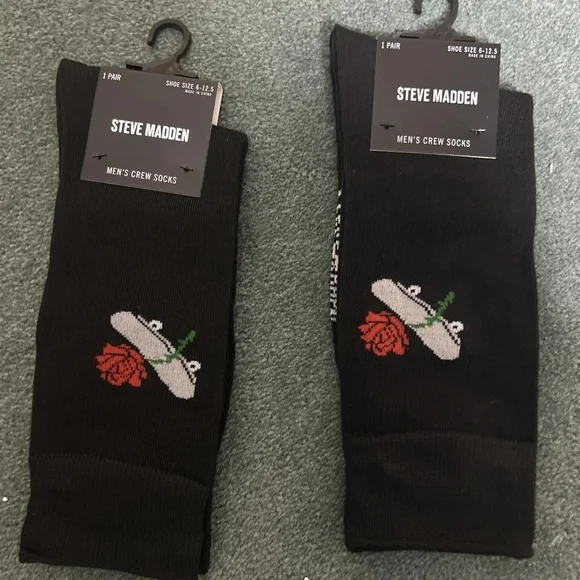 Steve Madden Men’s Crew Socks 6-12.5. 2 Pair Black-Rose And Skateboard NEW!