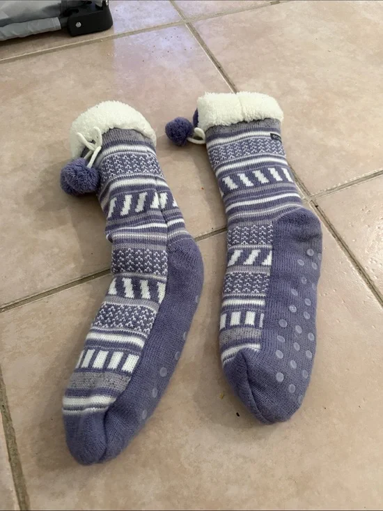 Columbia Lavender and White Pom-Pom Fleece-Lined Grip Socks @@@