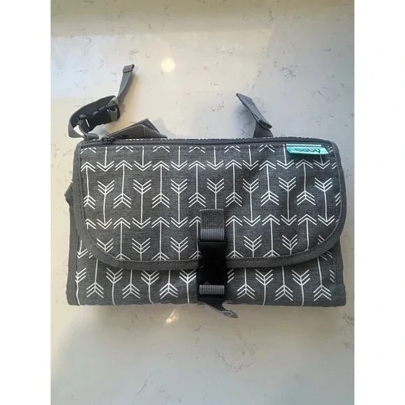 Kopi Baby Diaper Changing Station Clutch Bag‎ Gray White Arrow Print Portable