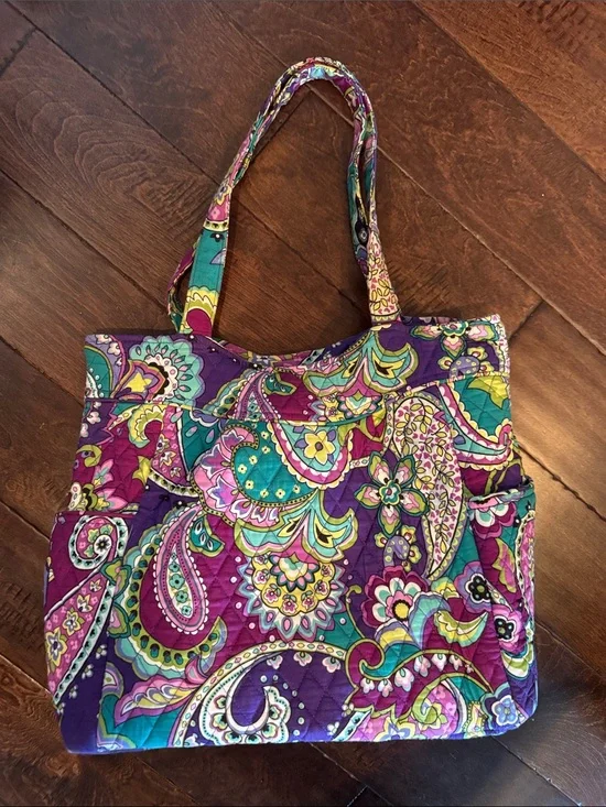 Vera Bradley bag with 2 side pockets for water bottle or other items