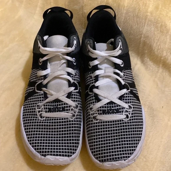 Size 10.5 - Nike LeBron Witness 7 White Black
