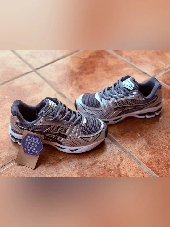 Size 7 Men’s And Women’s 8.5 - Asics Gel Kayano 14 Silver And Green