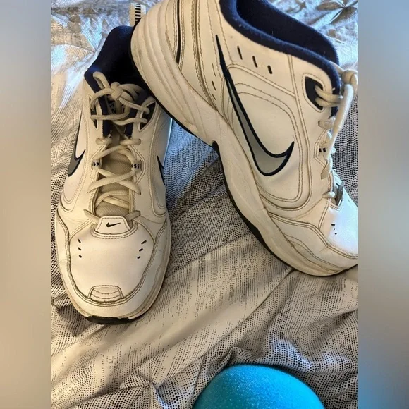 Nike Men's White & Navy Athletic Shoes Preloved men’s 10 Air Monarch Sneakers