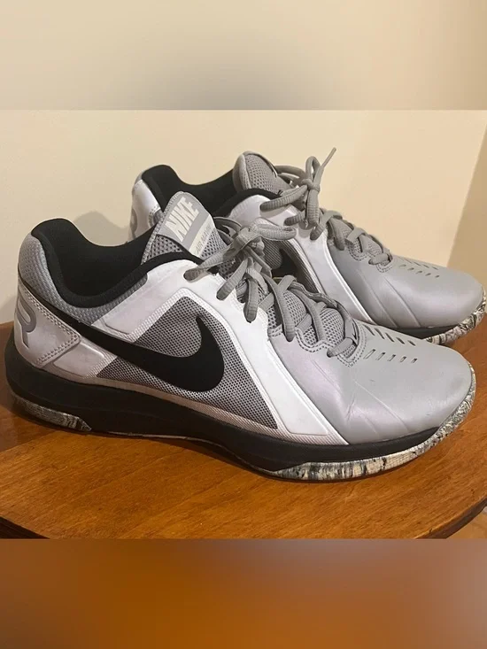 Nike Men’s Air Marvin low basketball shoes size 9,5