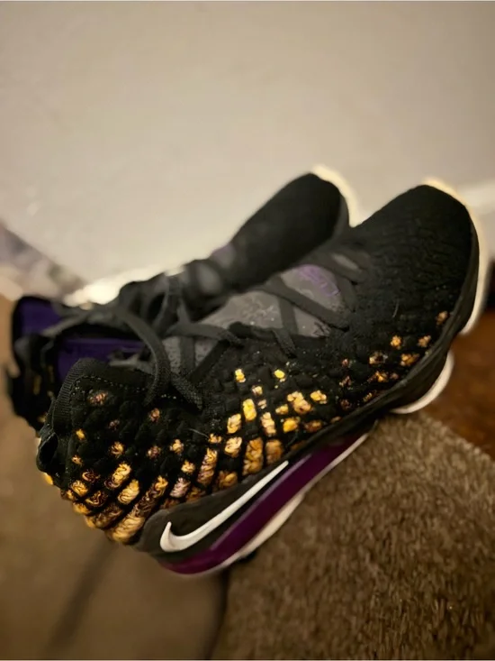 Men’s Nike LeBron XVII basketball sneakers