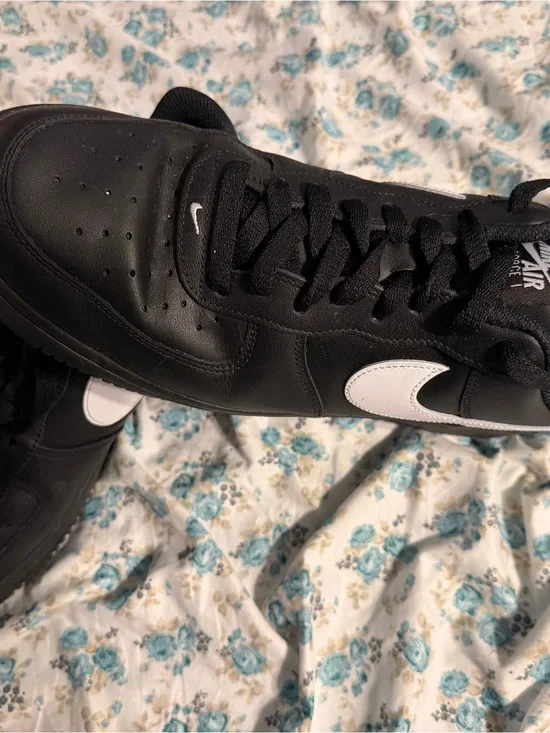 Nike Black Low-Top Sneakers with White Swoosh