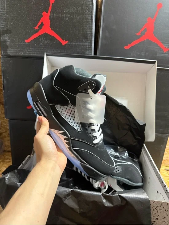 Air Jordan 5 Retro “Metallic Black” 2025