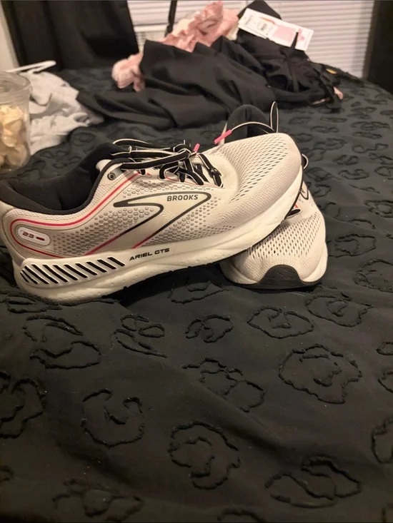 Brooks Women's Ariel GTS Running Shoes in White and Pink