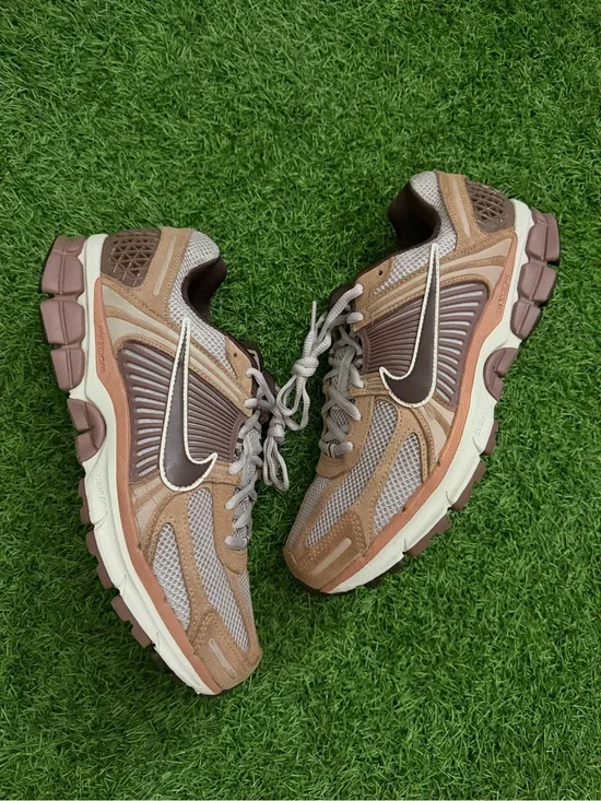 Men’s Nike Vomero 5 Brown and Beige Sneaker Size 10.5