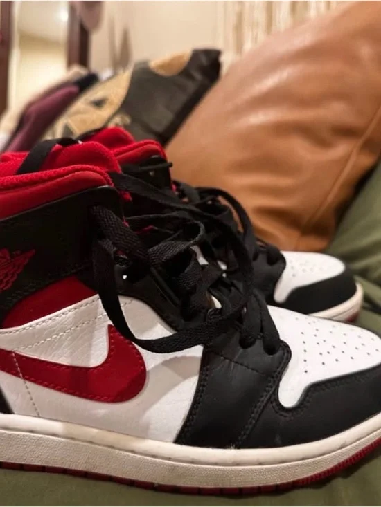 Nike Air Jordan 1 Mid.  Like new excellent condition.  Men’s size 7/Women’s 8.5
