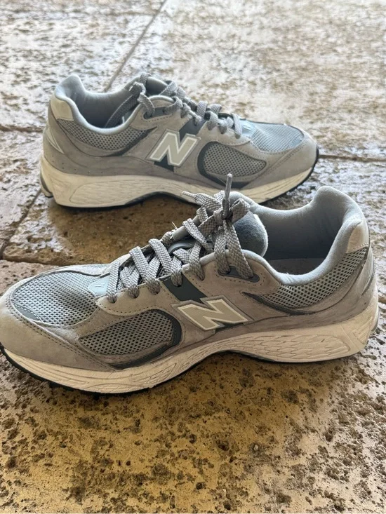 New Balance Men's Light Gray 2002R size 9