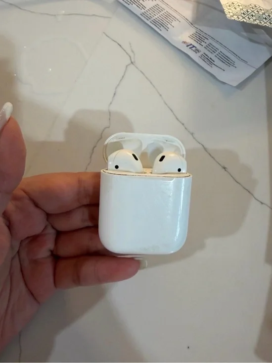 Apple White Wireless Earbuds with Matching Charging Case