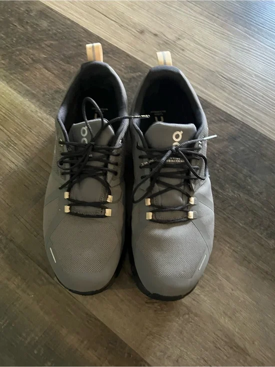 On Running Men's Athletic Sneakers in Gray with Cream Pull Tabs; Cloud 5