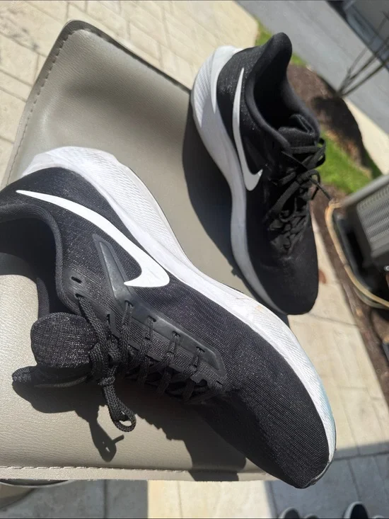 EVERYTHING MUST GO!! Nike Black & White Running Sneakers