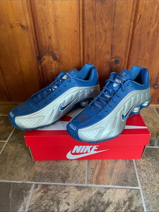 Nike Men’s Blue and Silver Shox R4 Running Sneakers