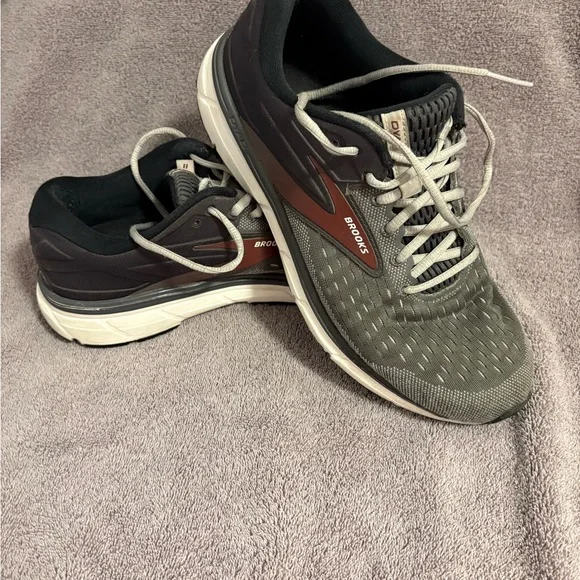 Brooks Black and Red Dyad 11 Athletic Running Sneakers Shoes Mens Size 10.5