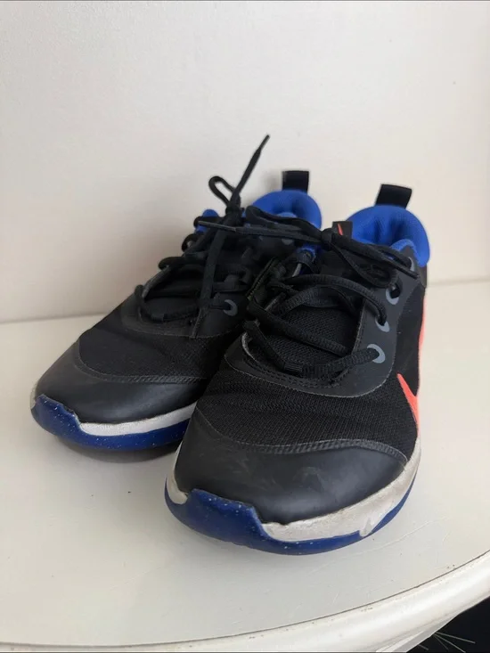 (2291) Nike Omni Multi Court GS Sneakers w/ hyper orange swoosh Size: 6.5Y