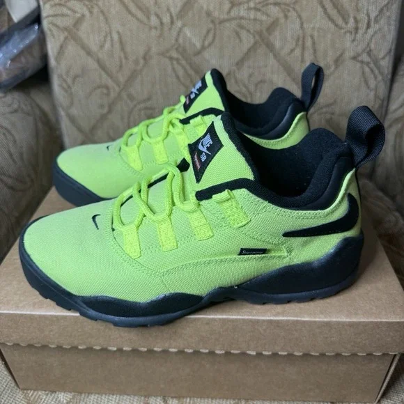FQ3000-700 Supreme Nike SB Darwin‎ Low Green Volt Black White Fluorescent Size 8