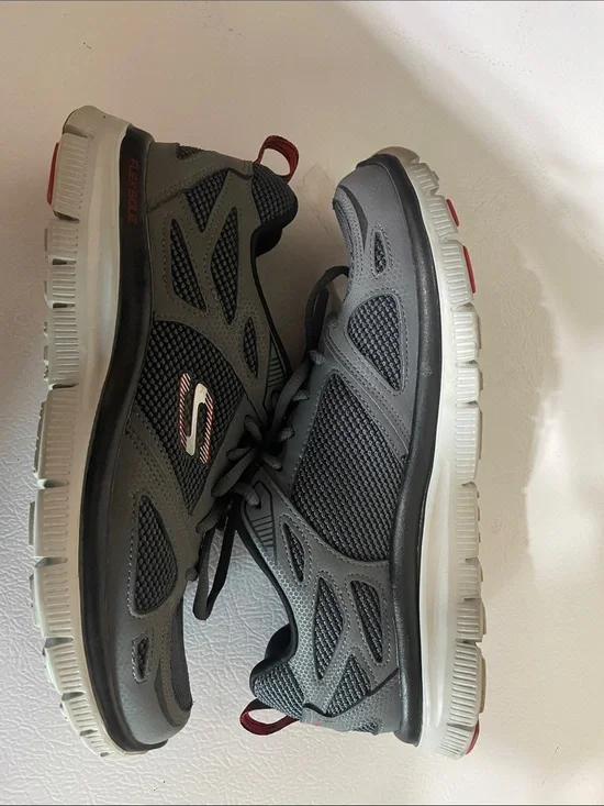 Skechers Men's  Black And Gray Memory Foam Shoes. Very Good Condition. Size 8.5.