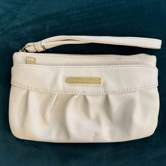 Juicy Couture Wristlet Cream Faux Leather Ruched Gold Hardware‎ 885919589378