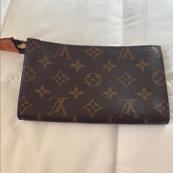 Louis Vuitton Monogram Clutch great‎ condition except peeling inside