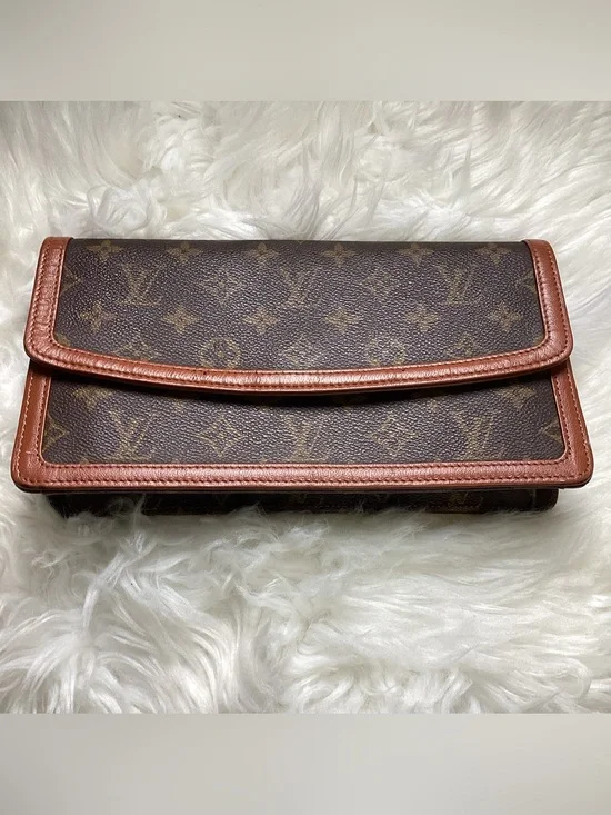 LOUIS VUITTON Vintage Monogram Canvas Pochette Dame 26 Clutch Bag