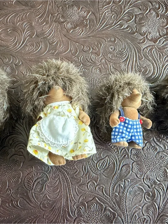 Pickleweeds Hedgehog - Calico Critters family of four in outfits