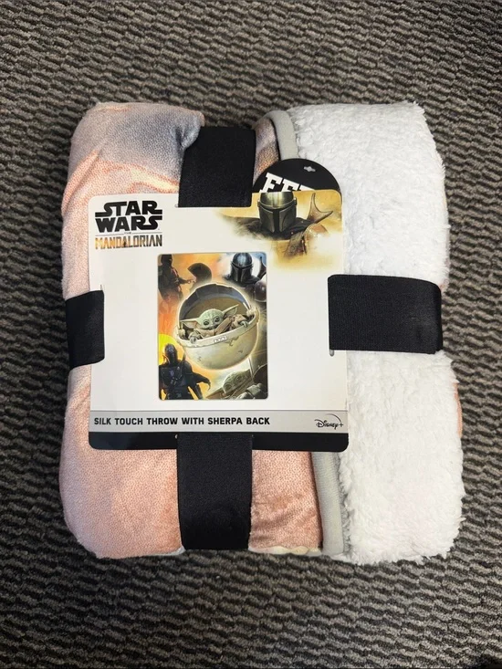Star Wars Mandalorian Silk Touch Throw with Sherpa Back - Black White