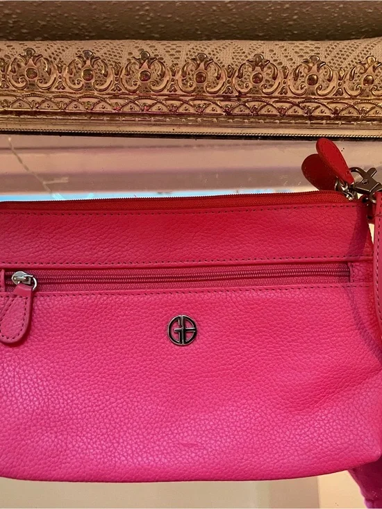 Giani Bernini genuine leather wristlet in a bright pink/fuchsia pebbled leather.